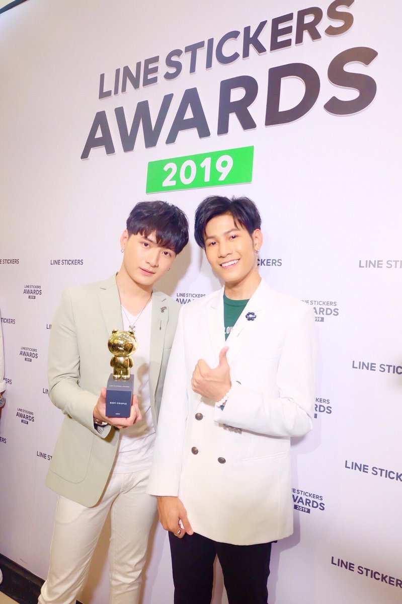OnlySingtoFCVN's tweet photo. Chúc mừng 2 P-N lại nhận thêm 1 giải "Best couple" bổ sung vào bộ sưu tập của mình 🎉🎉🎉
#SingtoPrachaya
#KristPerawat
#LineStickersAwards2019
#LineBigStickerPeraya
Cre on pic https://t.co/upuuXLC18K
