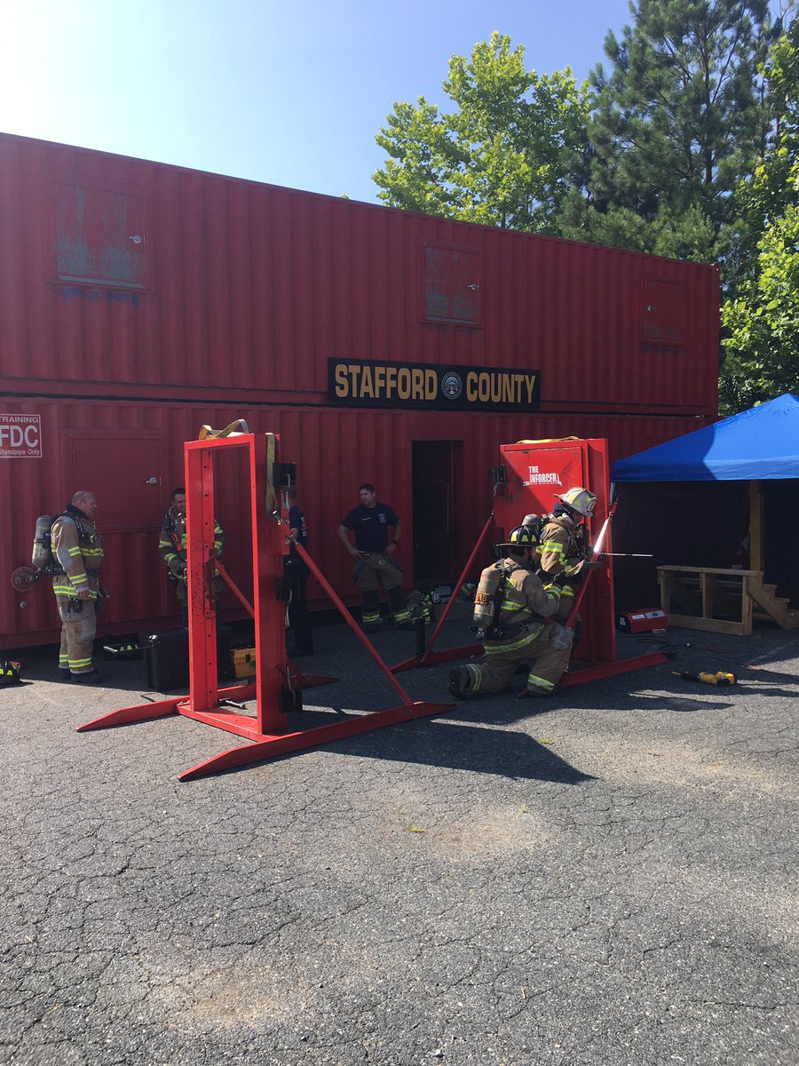 Scfrdtraining's tweet photo. Making our limited space work. Vol accelerated EMT, HS FF Class, #RA13, and field training on Forcible entry evolutions. #typicaldayintrainingdivision https://t.co/t5sZtyoCtt