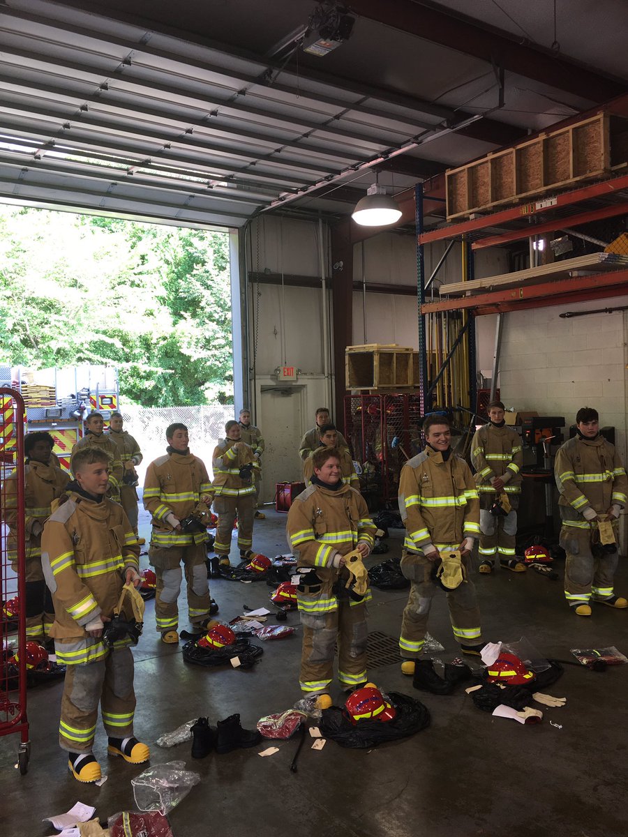 Scfrdtraining's tweet photo. Making our limited space work. Vol accelerated EMT, HS FF Class, #RA13, and field training on Forcible entry evolutions. #typicaldayintrainingdivision https://t.co/t5sZtyoCtt