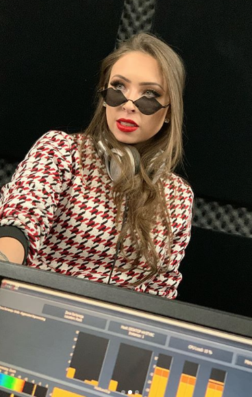 danceparadise's tweet photo. As lives do Dance Paradise voltaram e estão a todo vapor!

Voce, DJ, quer fazer uma live com a Dance Paradise? Entre em contato com a gente para saber mais! #danceparadise #dj #radioshow #love https://t.co/2gLrrIAR6W