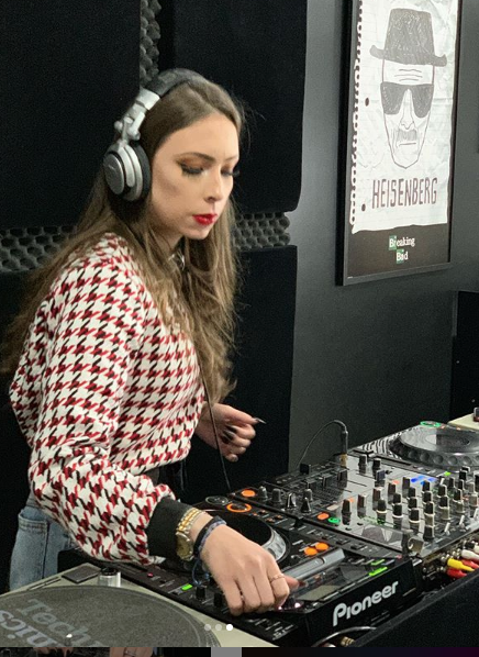 danceparadise's tweet photo. As lives do Dance Paradise voltaram e estão a todo vapor!

Voce, DJ, quer fazer uma live com a Dance Paradise? Entre em contato com a gente para saber mais! #danceparadise #dj #radioshow #love https://t.co/2gLrrIAR6W