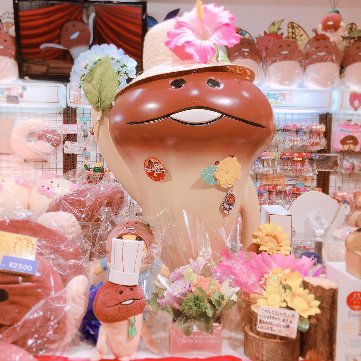 namekoichiba's tweet photo. お客様からなめこ市場東京本店
5周年のお祝いに素敵なお花〜っ!!!
頂きました🌷🌼🌷🌼🌷🌼
ありがとうございますっ♡
✨(*^ᴗ^(ᴗ<✱)ぎゅ♥
なめこさんも本物のお花に喜んで
いるご様子…( ˊ̱˂˃ˋ̱ )  🍒🍒🍒

#なめこ #東京駅 #祝
#東京駅キャラクターストリート https://t.co/DNWmWH90Vs
