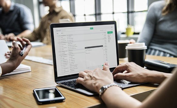 HELPLINE_Corp's tweet image. Pour la #DSI, il n’est pas toujours simple de choisir sa #MessagerieCollaborative. Si vous êtes en quête d’alternative, les solutions #OpenSource offrent de nombreux avantages. Atout n°1 : offrir une expérience d’usage facilitée ➡ux-media-blog.helpline.fr/messagerie-col…