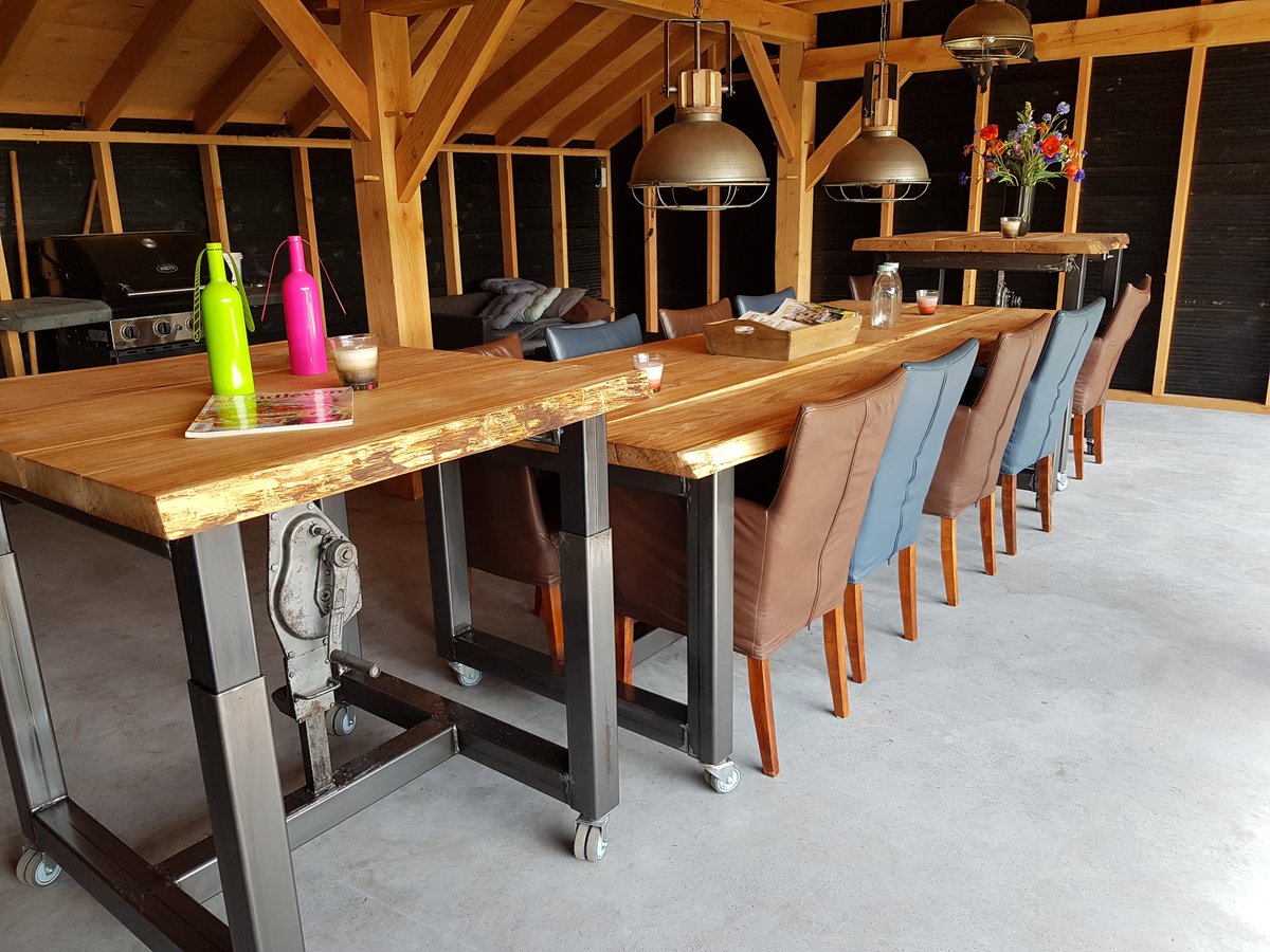 GerrieKleene's tweet photo. Hoe leuk! Hergebruik #dommekracht . Mijn superhandige #boer heeft gouden handen. 2 delen van zelf gemaakte lange tafel ( 5m totaal)  op te draaien tot #statafels  #tuinhuis #meubels maken #trots #recycle #boerderij https://t.co/Ogj1wG221p