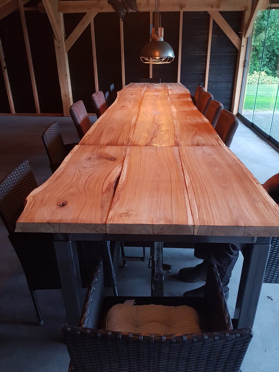 GerrieKleene's tweet photo. Hoe leuk! Hergebruik #dommekracht . Mijn superhandige #boer heeft gouden handen. 2 delen van zelf gemaakte lange tafel ( 5m totaal)  op te draaien tot #statafels  #tuinhuis #meubels maken #trots #recycle #boerderij https://t.co/Ogj1wG221p