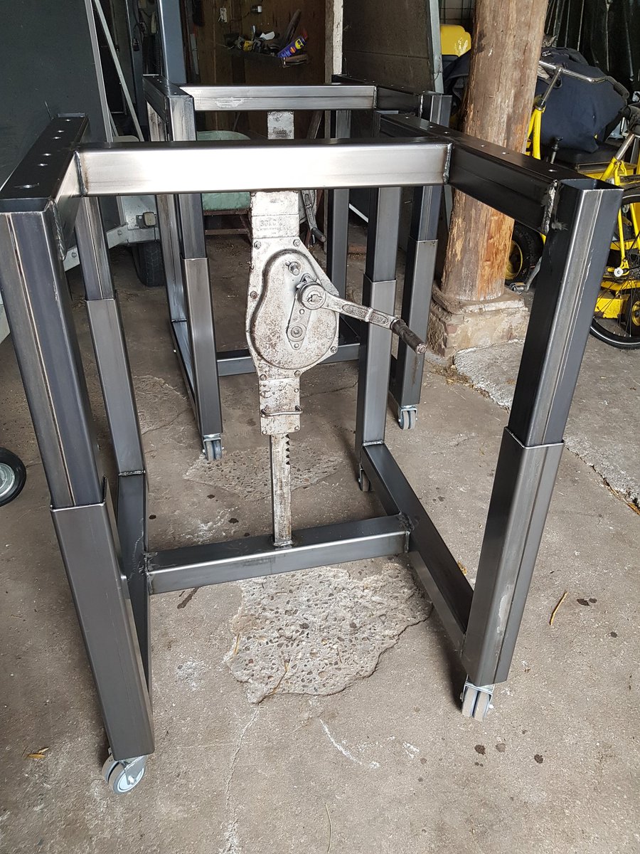 GerrieKleene's tweet photo. Hoe leuk! Hergebruik #dommekracht . Mijn superhandige #boer heeft gouden handen. 2 delen van zelf gemaakte lange tafel ( 5m totaal)  op te draaien tot #statafels  #tuinhuis #meubels maken #trots #recycle #boerderij https://t.co/Ogj1wG221p