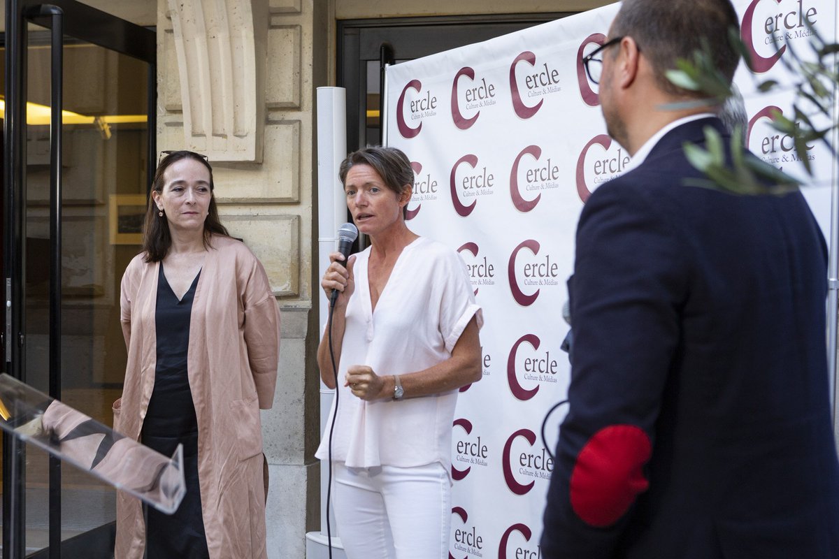 Cercle_CM's tweet photo. @DelphineErnotte, Présidente de @Francetele, intronisée 48ème Membre d'Honneur du @Cercle_CM, lundi 8 juillet, à la @webscam, en présence de @RonyHerve, son directeur général, @Paristephan et #MarjorieGallet représentant le domaine du #RocdesAnges © photos Fernando Pérez https://t.co/vaKkhGcM7x