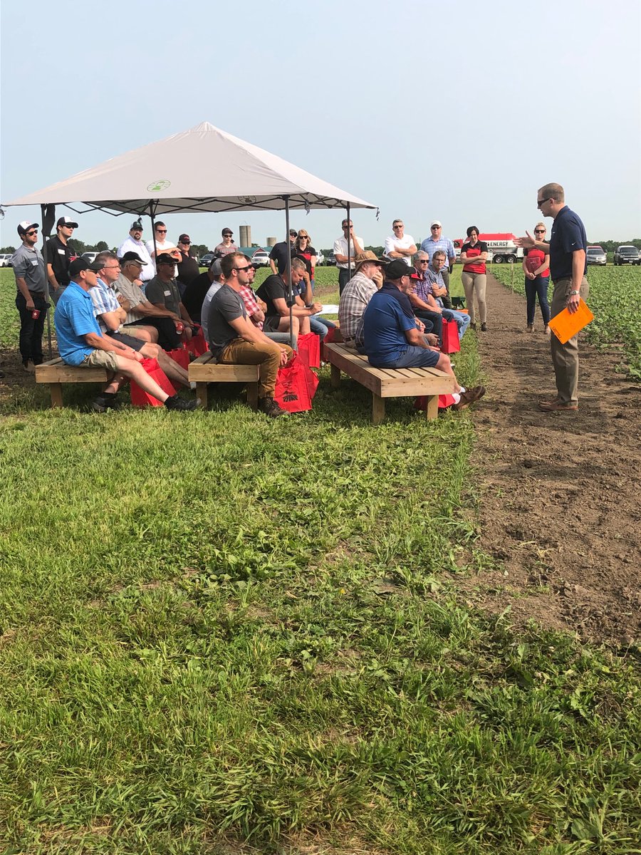⁦<a href="/RossRBender/">Ross Bender</a>⁩ Bringing you what’s Next on 4R and efficiency of fertilizer. Get the most out of your fertilizer $. ⁦@FS_PARTNERS⁩  in the field Grower Day   lots to learn!