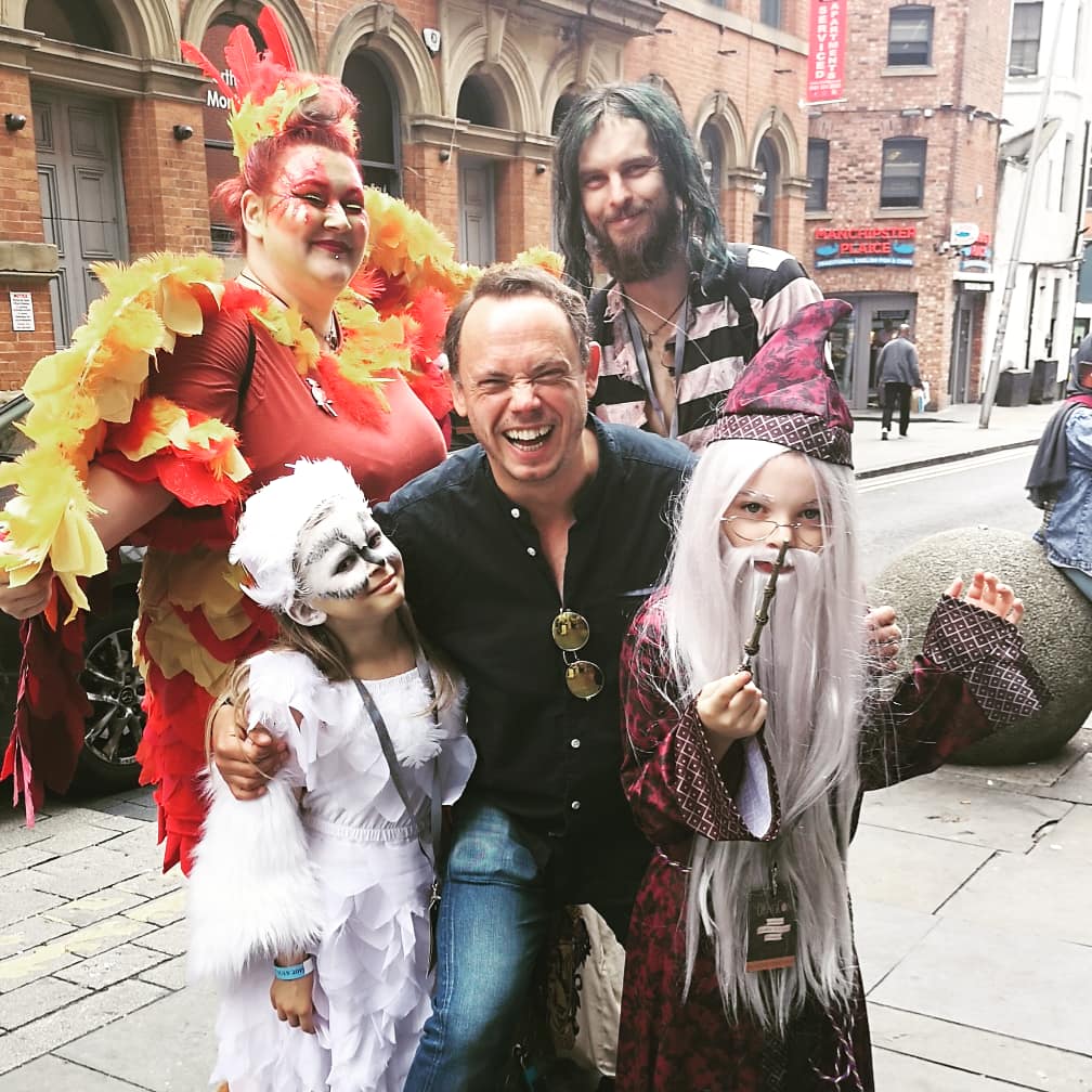 FrancesDuff3's tweet photo. @MrJamesPayton  is one of the most unique, funny and nice people you can ever meet and we got to meet him for the 2nd year in a row at @DraigConUK, x ( plus u never get just a normal photo with him it's always funny) https://t.co/RMxEfDEUL1