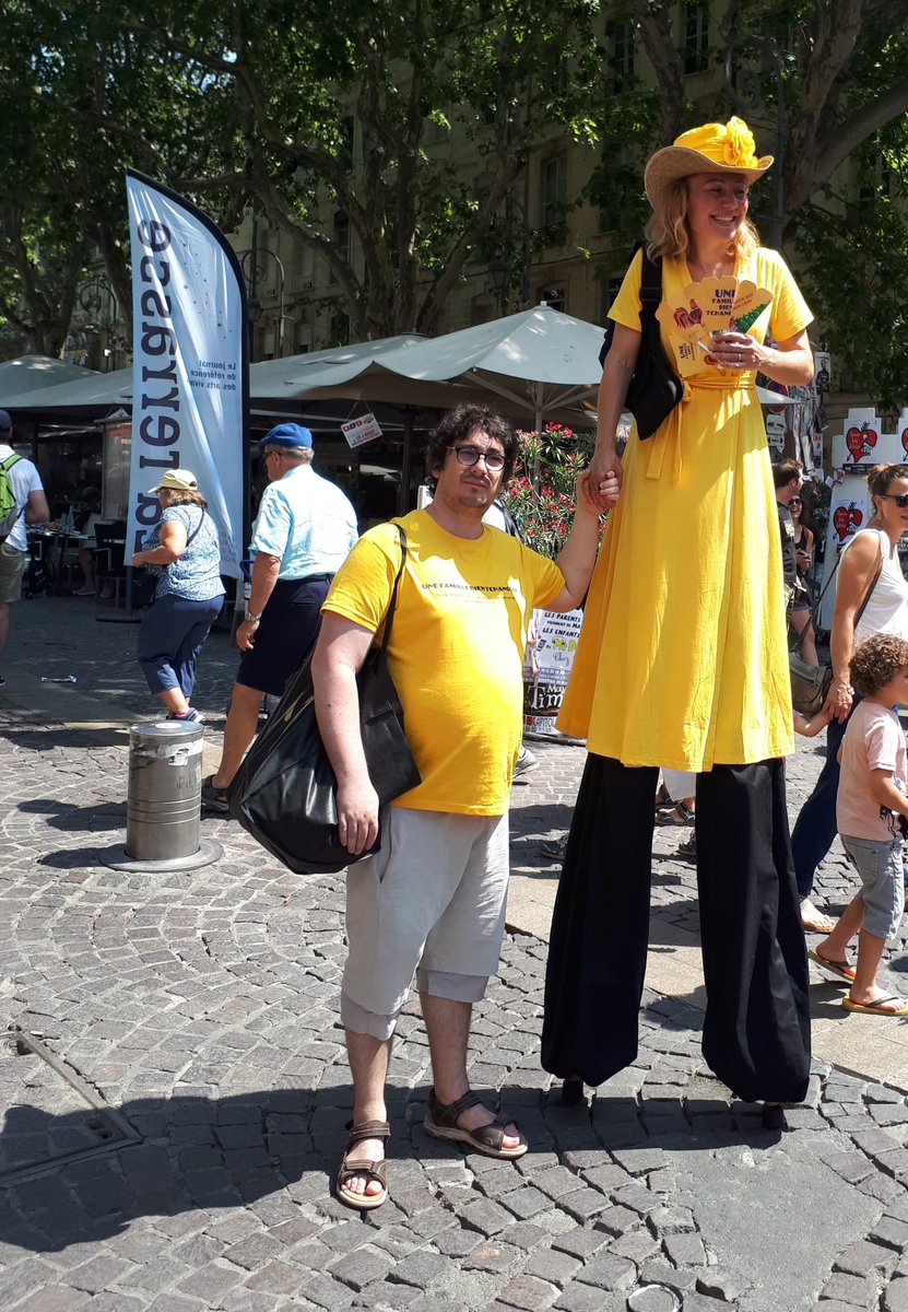 PosteGrande's tweet image. Une famille bien tchanquée sera tout le mois au @FestivalAvignon au théâtre du Forum à 13h45 ! Le reste de la journée, venez rencontrer les comédiens dans les rues d’Avignon ! ☀️☀️ #spectacle #théâtre #avignon #festival #comediens #comedie