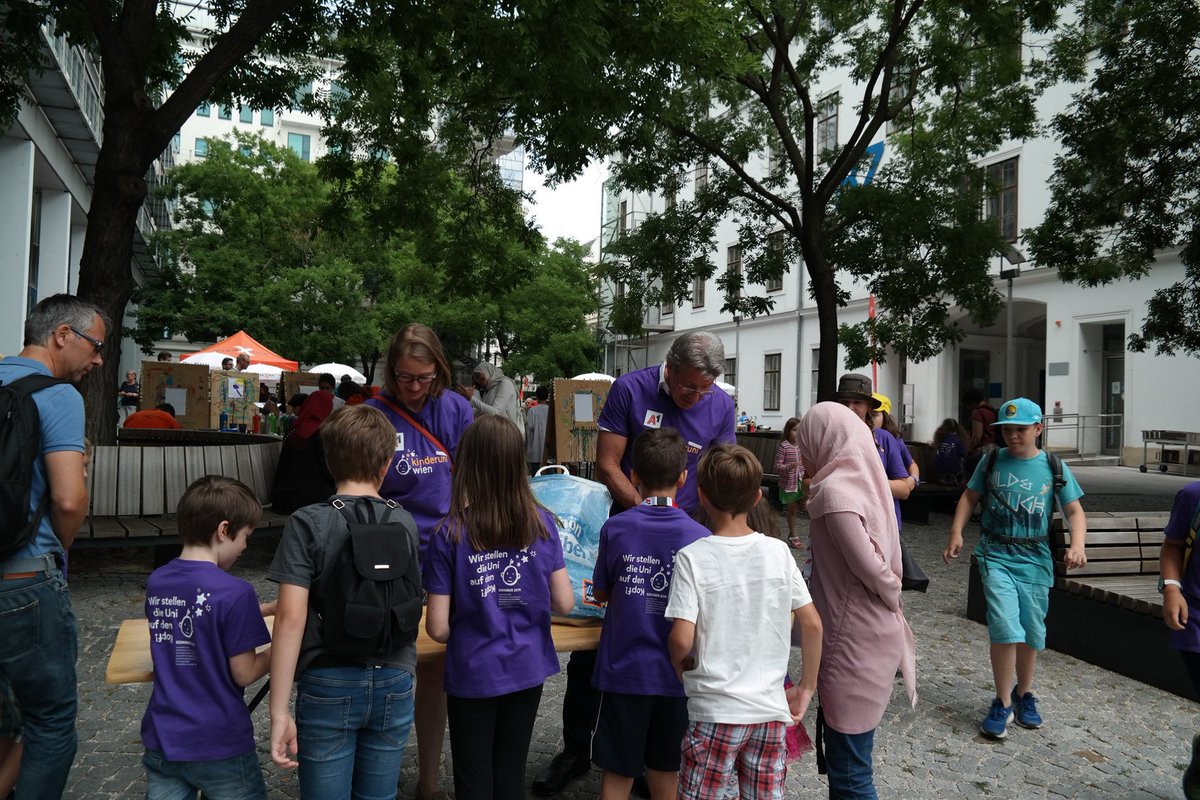 tu_wien's tweet photo. Die #KinderuniWien #KinderuniTechnik 2019 ist in vollem Gange! In 39 Lehrveranstaltungen aus allen Fachrichtungen der TUW können 4000 #Nachwuchswissenschaftler_innen #weltentdecken & #wissensdurststillen. Für die fleißigen Studierenden gab es heute #Eis von Vizerektor Kurt Matyas https://t.co/gxKoUEuAnS