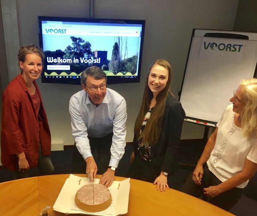 Gezellig intermezzo in de collegevergadering: feestelijk aansnijden taart door wethouder Harjo Pinkster, in aanwezigheid betrokken medewerksters, ter gelegenheid onthulling nieuwe toeristische website. ‘BezoekVoorst.nl’ Mooi!