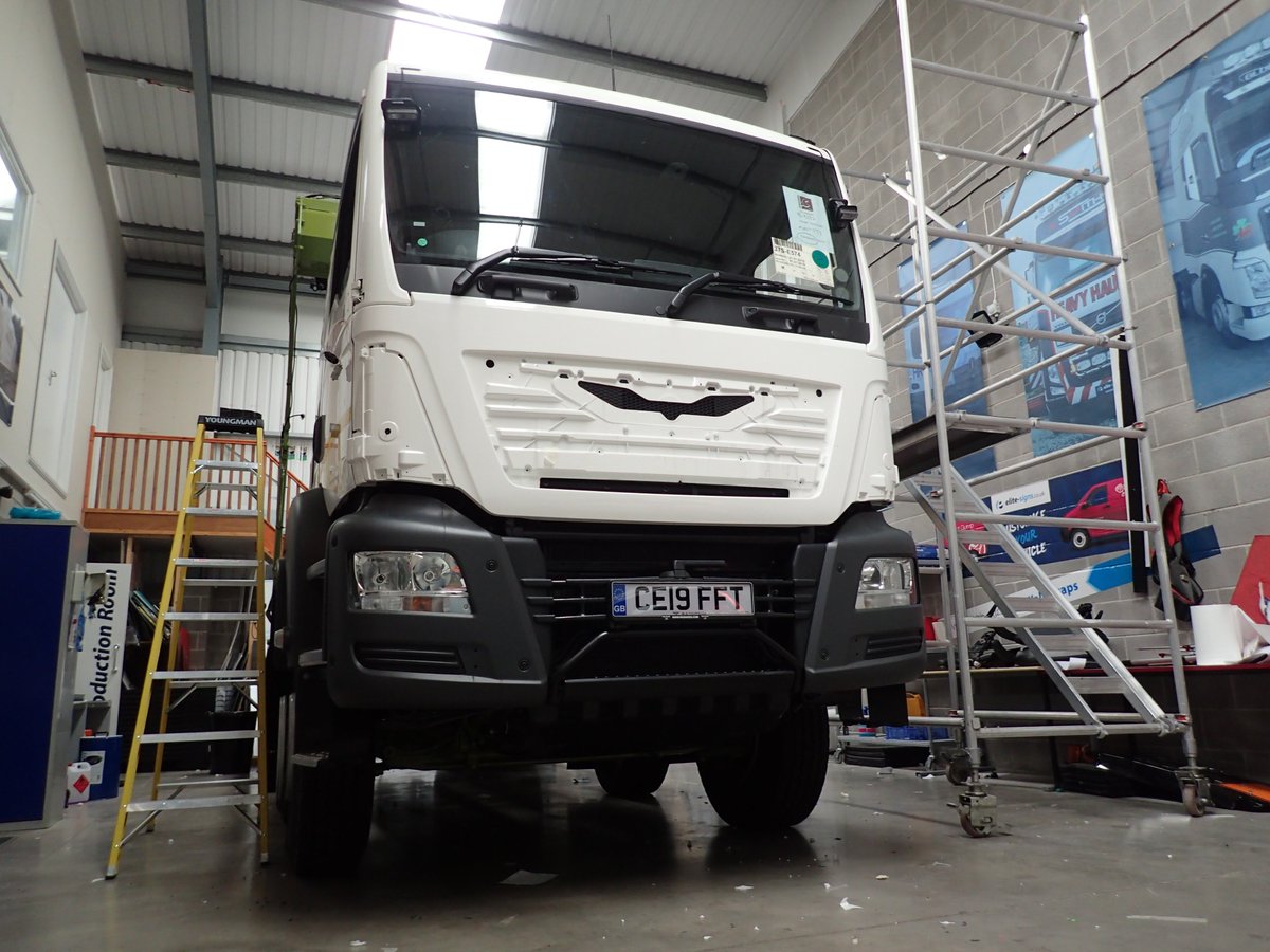 EliteSigns's tweet photo. From white to grey.... and getting another @ForwardWaste @mantruckbusuk #hookloader on #brand with an @ADgraphics_EU #colourchange #truckwrap. Then the addition of the #distinctive #branding. 
@rolanddguk @Metamarkuk @printMAXuk #metamark #lorrywrap https://t.co/PoZn9Vwekh