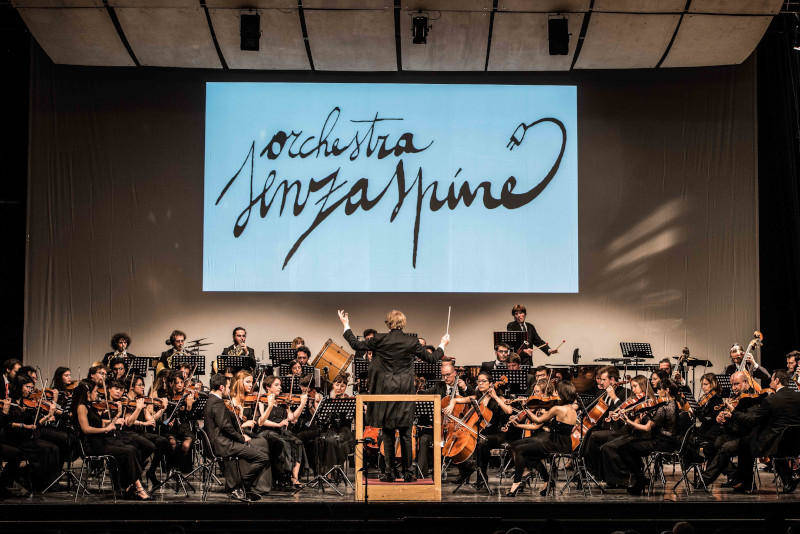 Attenzione! A causa del maltempo la #musicasottolestelle di stasera si sposterà al coperto presso il Teatro Auditorium S. Chiara. Appuntamento alle 21 con Orchestra <a href="/Senzaspine_/">Orchestra Senzaspine</a> ​!