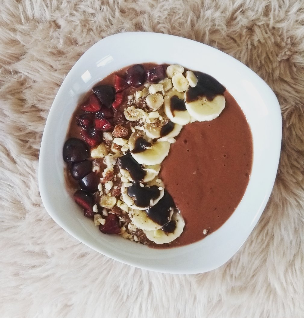 JasminMae19's tweet photo. Snuggled up on the sofa with my delish Cherry &amp; Banana Smoothie bowl using our vanilla Complete powder! 🙌🏼🍒🍌🥣👌🏼

Check out my Instagram story to see how I made it! 👀👩🏻‍🍳
✨ jasmin.m.phillips ✨ https://t.co/0cRK8rVyGz