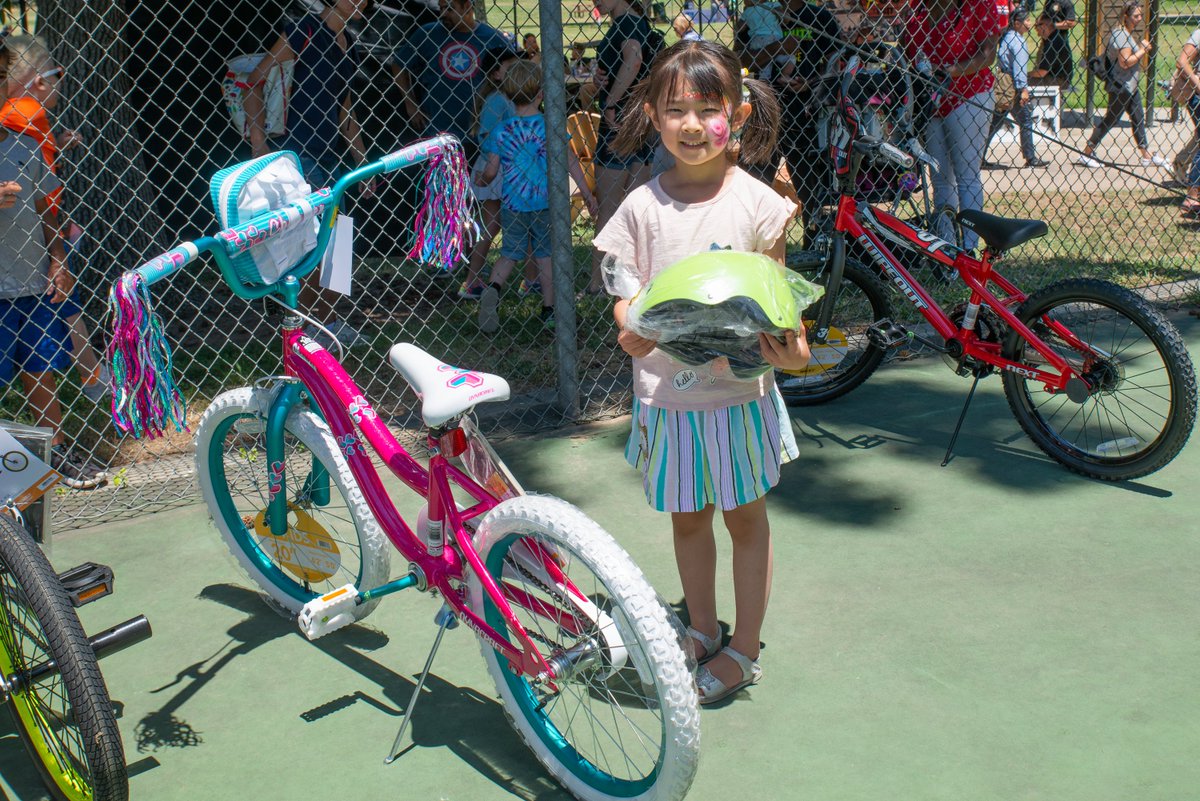 sacsheriff's tweet photo. What a great turnout! We gave away backpacks, life jackets, and bicycles. Kids and adults enjoyed the food, activities, demonstrations, and displays. Thanks for coming out to see us. #sacsheriff #salysu #marineenforcement #ssdk9 #community https://t.co/jTzC1Hh0SS