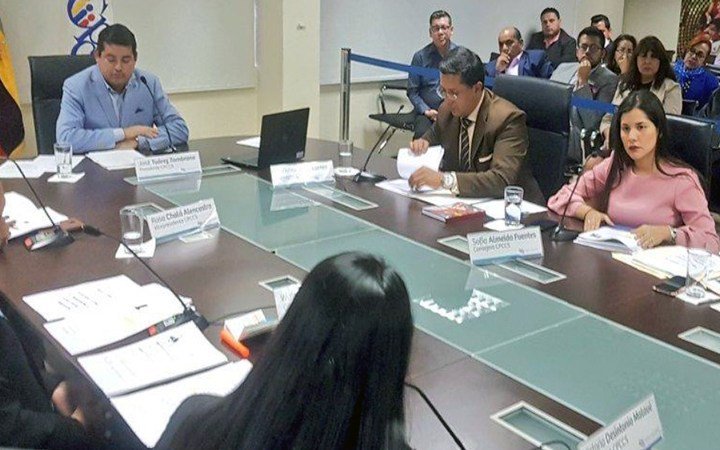 ecuador221's tweet photo. Legislativo decide hoy futuro del CPCCS https://t.co/Io5NS1b4nY https://t.co/TzVAPZj1FC
