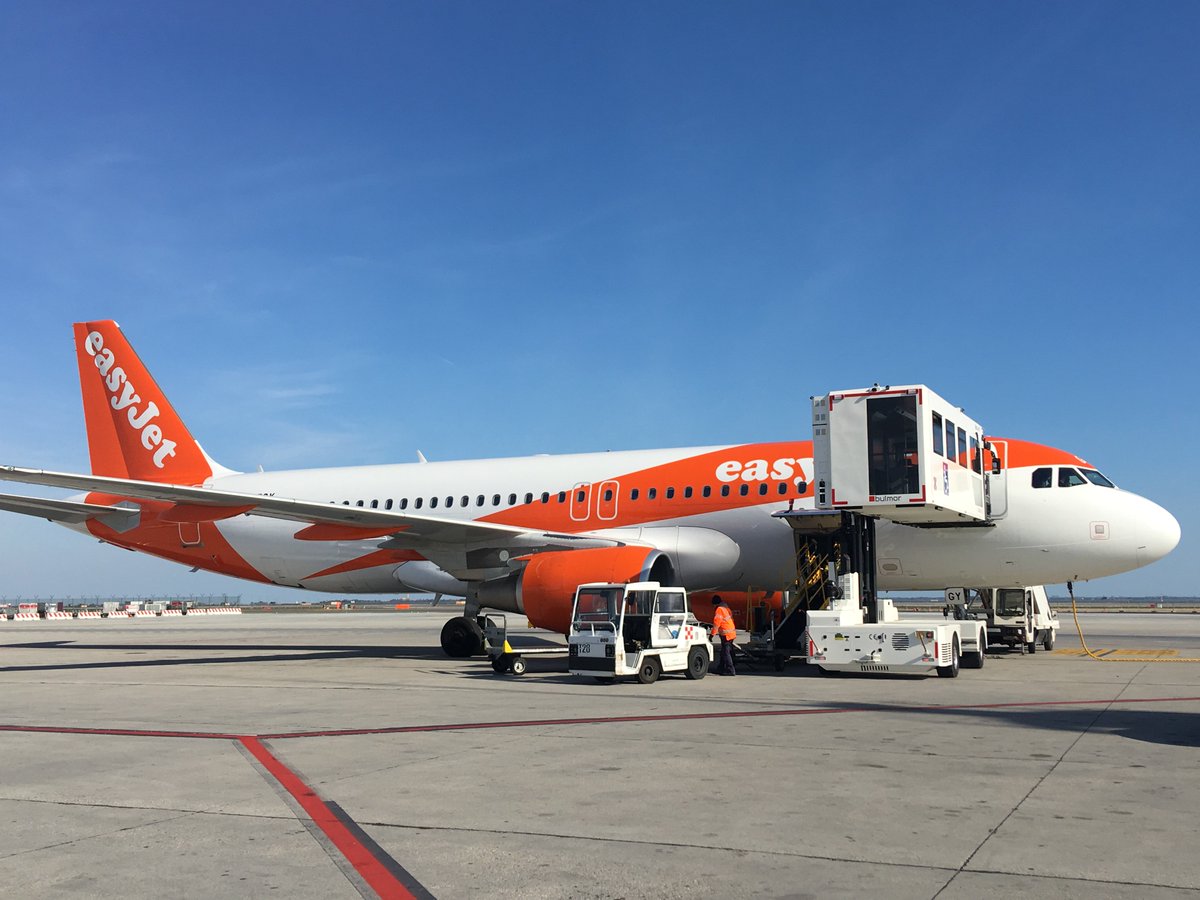 DavidMathieu18's tweet photo. Breathtaking docking with a #SideBull #Ambulift !
#PRM #Ambilift #bluesky #easyjet #A320 https://t.co/MzgbAtXsun