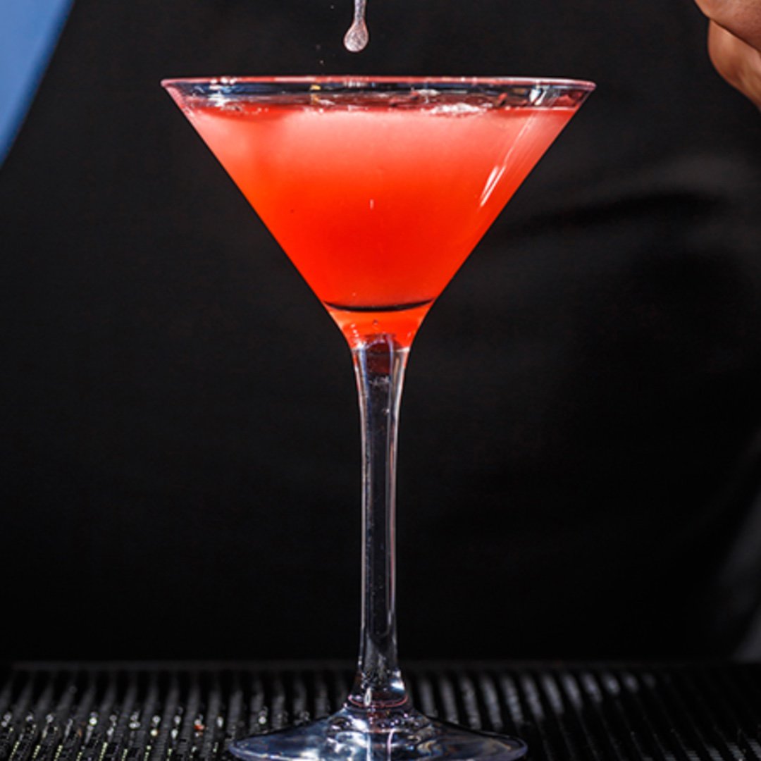 manlyspiritsuk's tweet image. CHAMPAGNE COSMOPOLITAN 🍹 

INGREDIENTS: 45ml Manly Spirits Vodka, 15ml triple sec, 15ml cranberry juice, 15ml fresh squeezed lime juice, Dash simple syrup, 60ml chilled dry champagne or sparkling wine 😁

#homebartending #mixologist #bartender #bartenderlife #cocktailrecipe