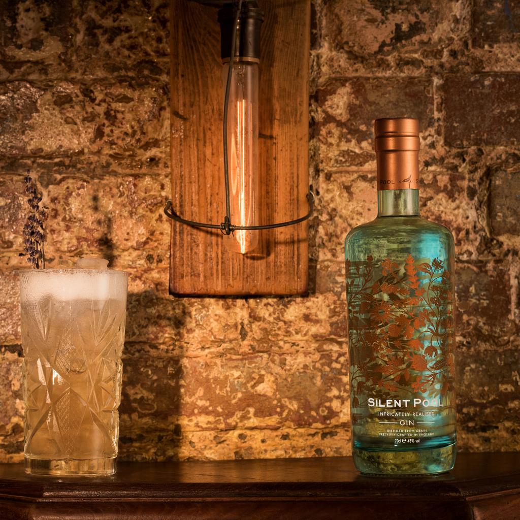 diva_france's tweet photo. Recette du camomille Collins : 🍸 

-50ml de gin Silent Pool
-25ml Sirop de Camomille
-25ml Jus de Citron
-Remplir de glaçons
-Allonger à l'eau gazeuse

@SilentPoolGin 

#Gin #SilentPool #SilentPoolGin #ForTheSpirited #CraftGin #Botanicals #Instagin #Drinkstagram #Cocktails https://t.co/vlcdImg5ap