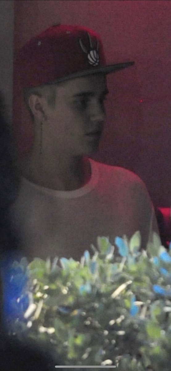 Back to April 8, 2014, Selena the alcoholic flys all the way to Miami DRUNK, in the middle of the night, to disrupt Justin’s work studio session. Look at his face, he’s fucking confused. If he was such a cheater who manipulated her, how was she the one on a plane to see him?