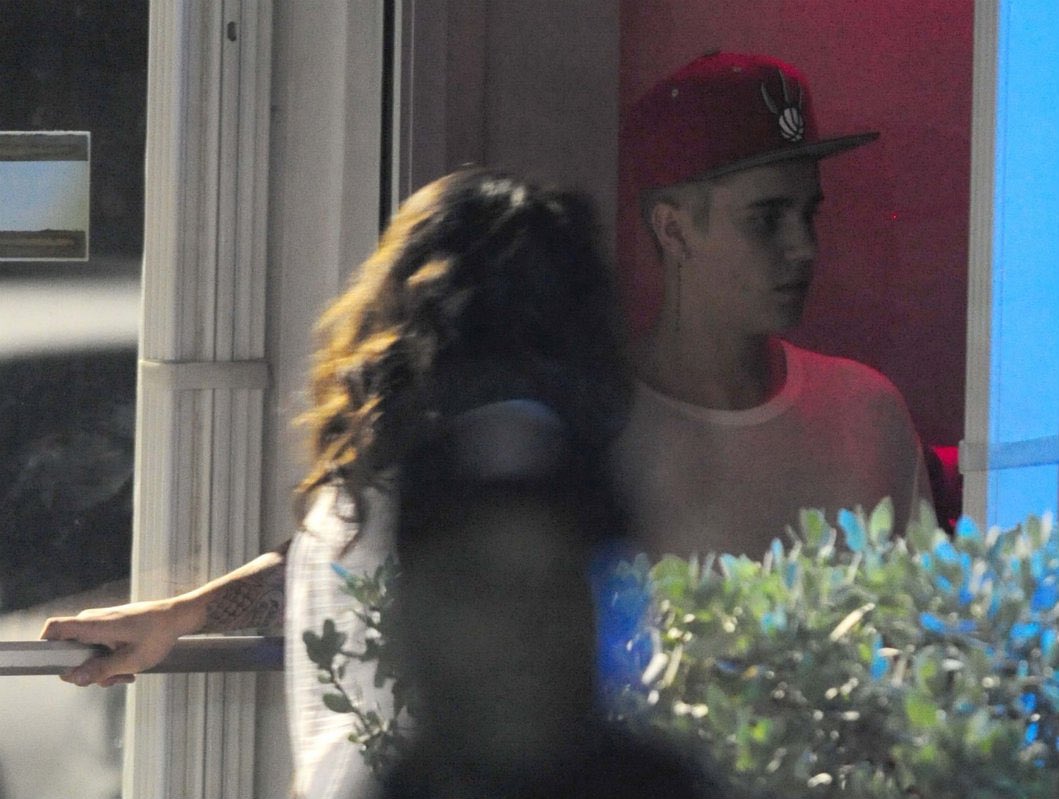 Back to April 8, 2014, Selena the alcoholic flys all the way to Miami DRUNK, in the middle of the night, to disrupt Justin’s work studio session. Look at his face, he’s fucking confused. If he was such a cheater who manipulated her, how was she the one on a plane to see him?