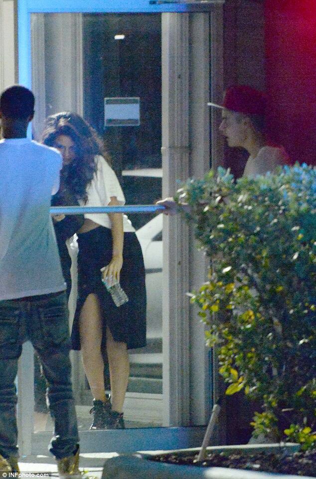 Back to April 8, 2014, Selena the alcoholic flys all the way to Miami DRUNK, in the middle of the night, to disrupt Justin’s work studio session. Look at his face, he’s fucking confused. If he was such a cheater who manipulated her, how was she the one on a plane to see him?