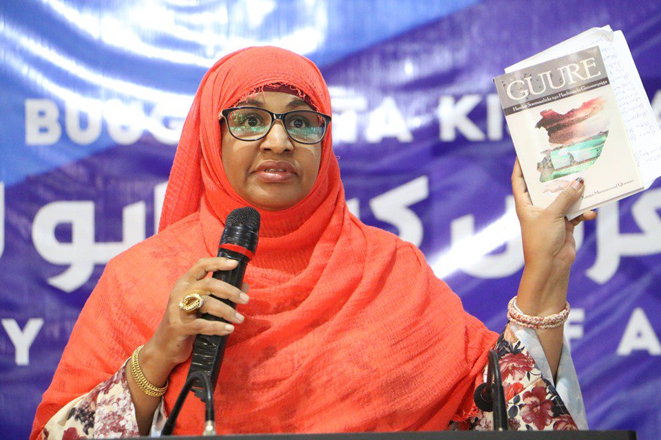 KBF2019's tweet photo. Buug Jeedin.

Buugga Guure waxaa qorey Xasan Maxamuud Qorane
waxaana soo jeedinaya Muno Maxamed Diirshe.
#DAY3
#KBF2019 https://t.co/eyIvWSxDqs