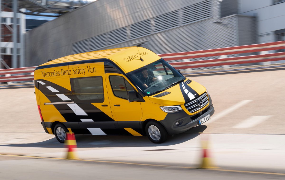 DaimlerTruck's tweet photo. Flexible, reliable and above all secure – that’s our Sprinter. Get to know its new and innovative safety and assistance systems 👉 https://t.co/jSdRIYtuy7  

#Daimler #newSprinter https://t.co/WRs7CMDtiU