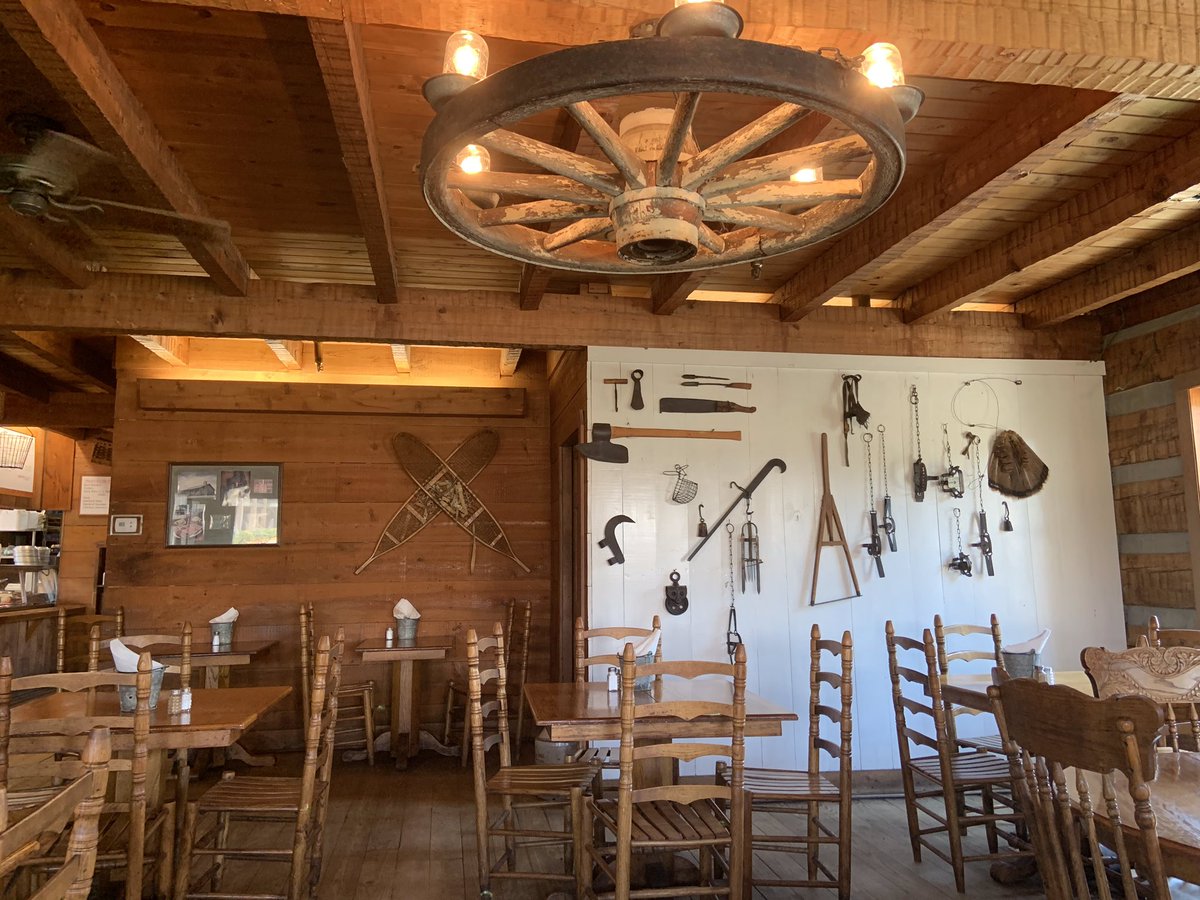 BackroadsStaff's tweet photo. Mark C. visited Bowieโs BBQ in Brookhaven, MS yesterday and thoroughly enjoyed ribs, brisket, sausage, catfish, chicken with all the trimmings. โIt was some of the best fish I have ever had in addition to everything else being amazing!โ
#bowiebarbecue #brookhavenms #foodie #bbq https://t.co/xuxhYdxe6i