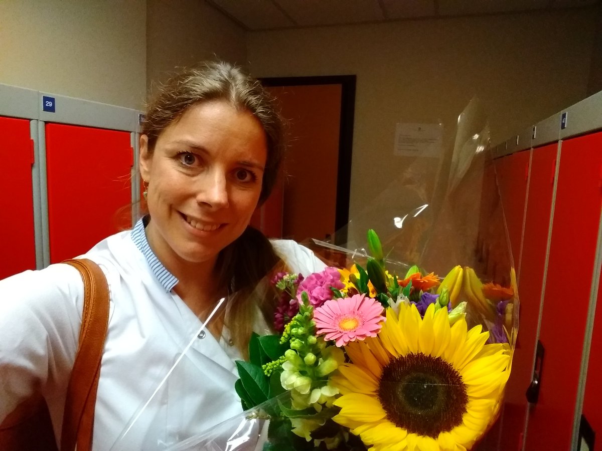 SandrienW's tweet photo. Bloemetje voor mij en mijn verpleegkundige collega's om ons te bedanken voor onze inzet en een fijne zomer te wensen. Dankjewel UMCU :) https://t.co/tjrpOmOGka