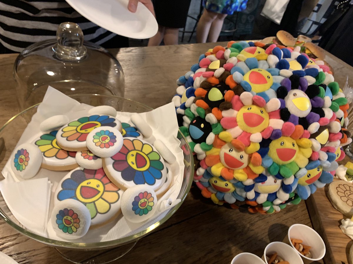 TARAcyan3's tweet photo. BILLIE EILISH × TAKASHI MURAKAMI 
展覧会のレセプションパーティー❣️

お菓子もグッズも全て村上隆の世界‼️😃👍

#村上隆 #takashi_murakami #billie_eilish #展覧会
#art #artist #中野ブロードウェイ #you_should_see_me_in_a_crown #official_video https://t.co/XUD905y4tS