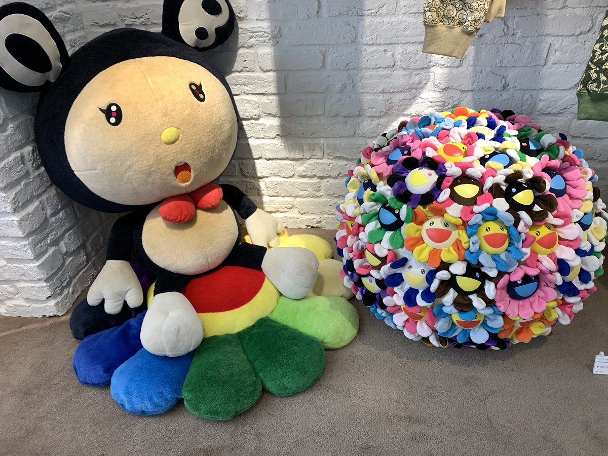 TARAcyan3's tweet photo. BILLIE EILISH × TAKASHI MURAKAMI 
展覧会のレセプションパーティー❣️

お菓子もグッズも全て村上隆の世界‼️😃👍

#村上隆 #takashi_murakami #billie_eilish #展覧会
#art #artist #中野ブロードウェイ #you_should_see_me_in_a_crown #official_video https://t.co/XUD905y4tS