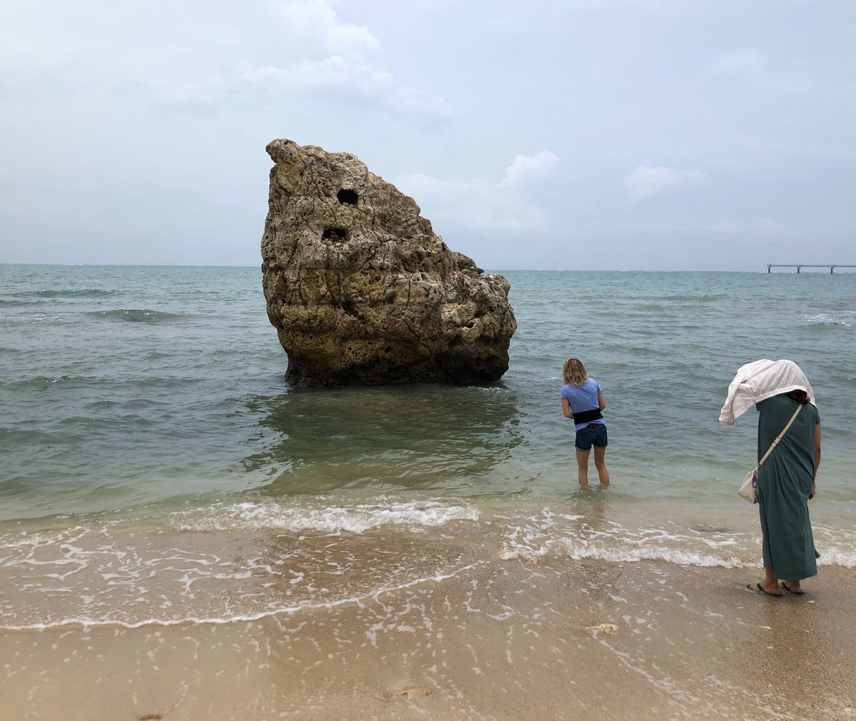 タケ 昼にウミカジテラスで海ぶどうそばを食べた 1300円ぐらいした 岩は子宝岩とかいう謎の岩 瀬長島 ウミカジテラス 沖縄