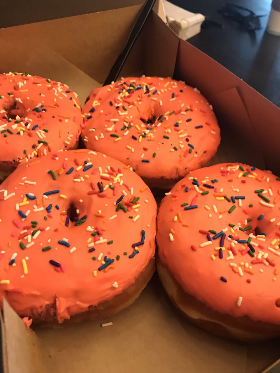 ApmSports's tweet photo. Time to EAT the donuts! Courtesy @apmmusic via @donutbar 🍩🙌🏼
Come and get it! We’re in the lobby till supplies last. 😋
#apmmusic #ideasandiego #ideaontheweb #smsports #sportsbiz https://t.co/ns1MMAX3Zd
