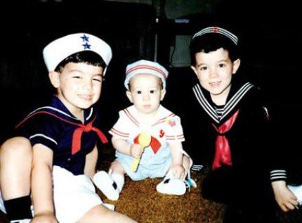 joejwnas's tweet photo. the jonas brothers as scoops ahoy employees. #strangerthings https://t.co/so1sH8ZNFv