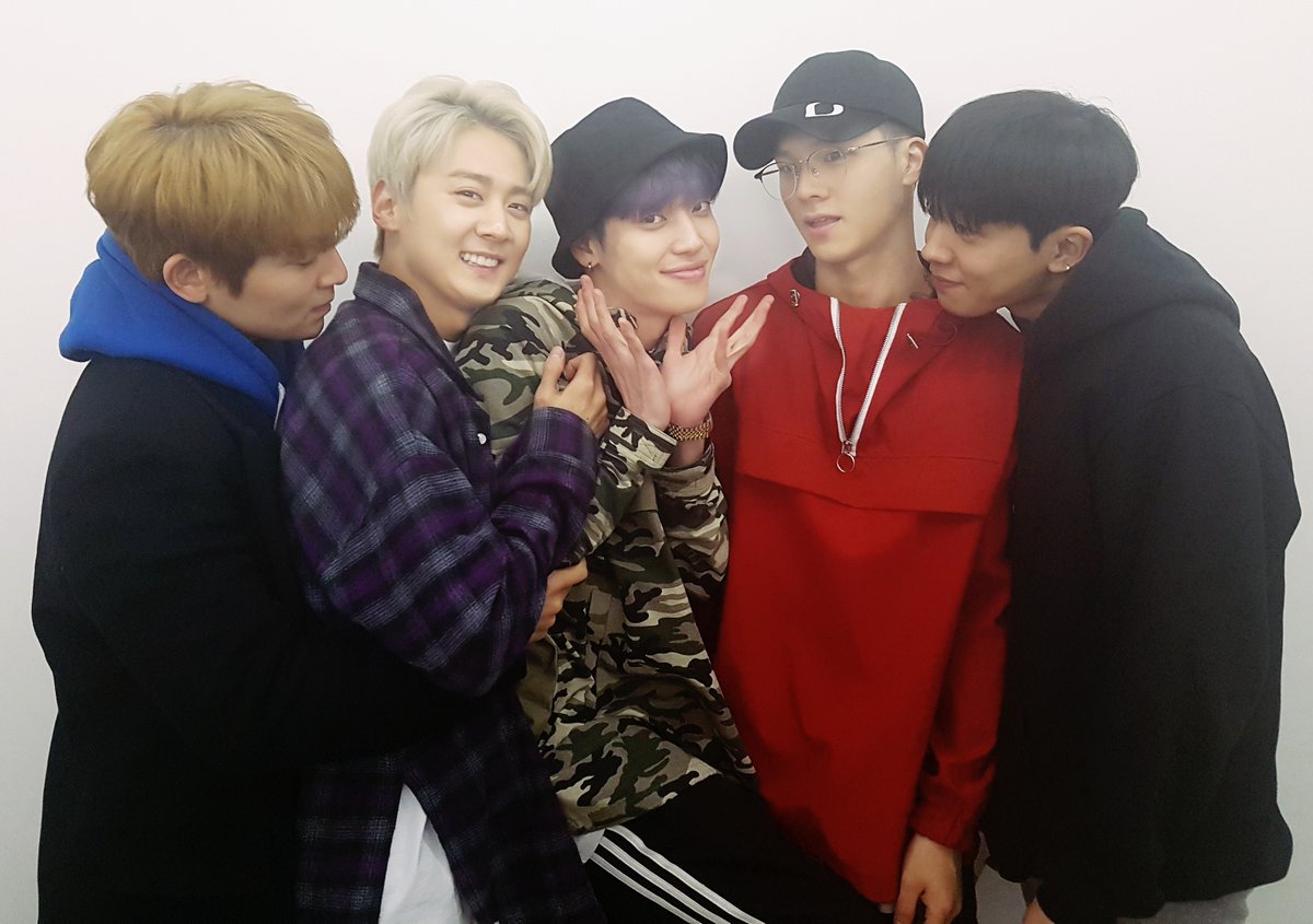 TeenTop_Russia's tweet photo. Не только у TEEN TOP сегодня годовщина. В этом году и нашей фанбазе исполняется 9 лет!
Мы благодарим всех Ангелов из России, Украины, Казахстана, Беларуси и всех русскоговорящих Ангелов по всему миру за постоянную поддержку! #이자리_지킬게_9주년_축하해_틴탑 #TEENTOP9VERSARY https://t.co/UUMuwRfC4e