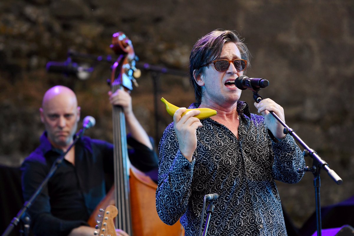 ChantalVitalis1's tweet image. Lunettes noires et.... banane 

#concert #ThomasDutronc
