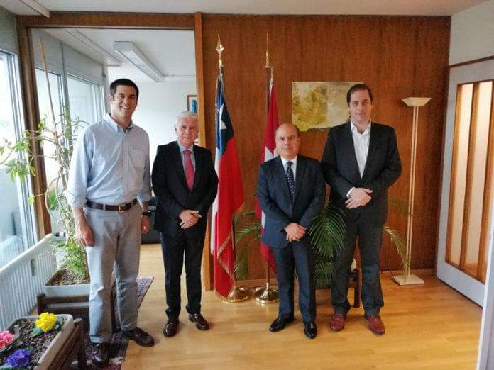 CETagro's tweet photo. Procesadores y exportadores de ciruelas deshidratadas finalizan gira por mercados no tradicionales europeos, constatando que hay un nicho de consumidores no menor, que demanda productos sin preservantes, mercado para el cual Chile debe ir preparándose. https://t.co/py9TpFerz0 https://t.co/kAwLeSPr1u