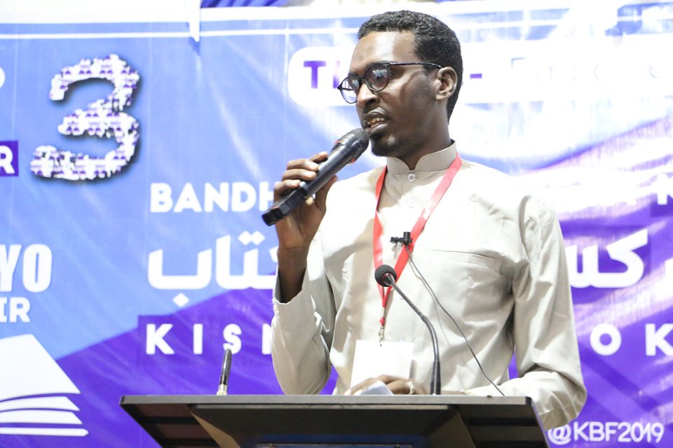 KBF2019's tweet photo. Hadal jeedin.

Guddoomiyaha Madasha Akhriska iyo Qoraalka ee Maan-Kulan Mukhtaar Reexaani ayaa ku hadlaya afka madasha Maa-Kulan
#DAY3
#KBF2019 https://t.co/pi7VWgttYB