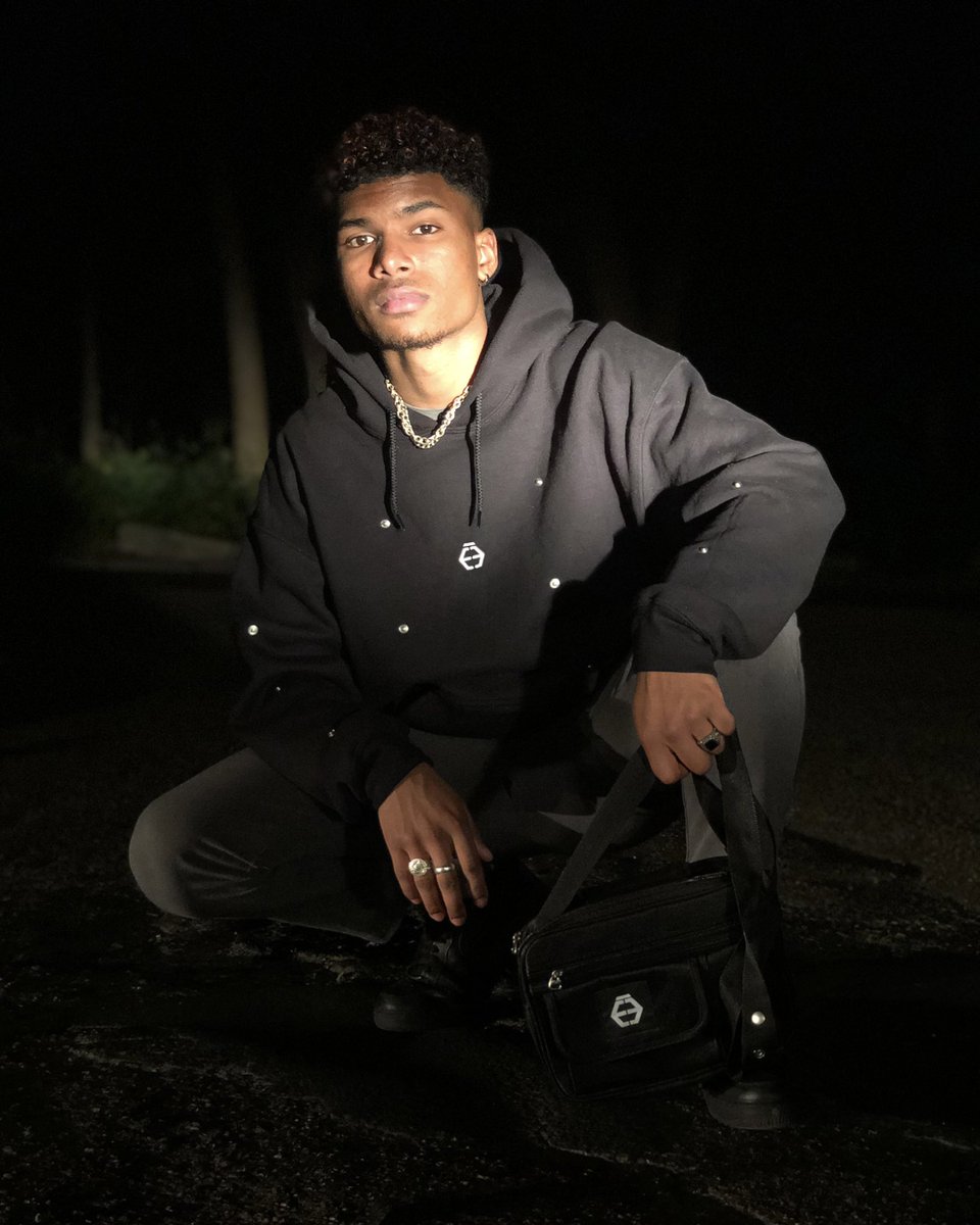 100Elan's tweet photo. Darkly Hooded👁‍🗨.

#100elan #Hoodie #BlackOutfit #Technical #Dark #ChestBag #NextLevel #Hype #BestFabric #FrenchMade https://t.co/CNTMF564hB