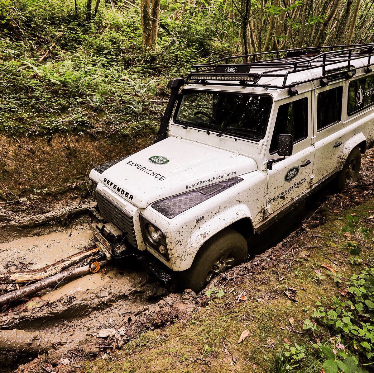 lloydread16's tweet photo. These basic little trucks will go just about anywhere! Lots of mud ruts, hill climbs/descents, and even a spot where we had to winch the vehicle out made for a fun day out at Eastnor Castle. 🚙🍁🥾 #LandRoverExperience #LandRover #Defender https://t.co/pGqw3pV2rG