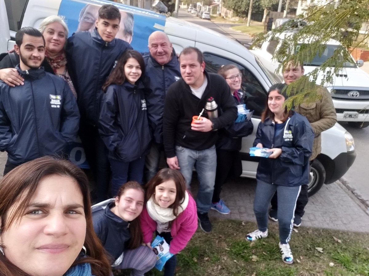 gabyfruszman's tweet photo. En el día de la Patria, seguimos compartiendo nuestras propuestas a los vecinos.
#EnMoreno #TodosSomos #DamianContreras #Intendente #MorenoSur https://t.co/doa9PgoCd1