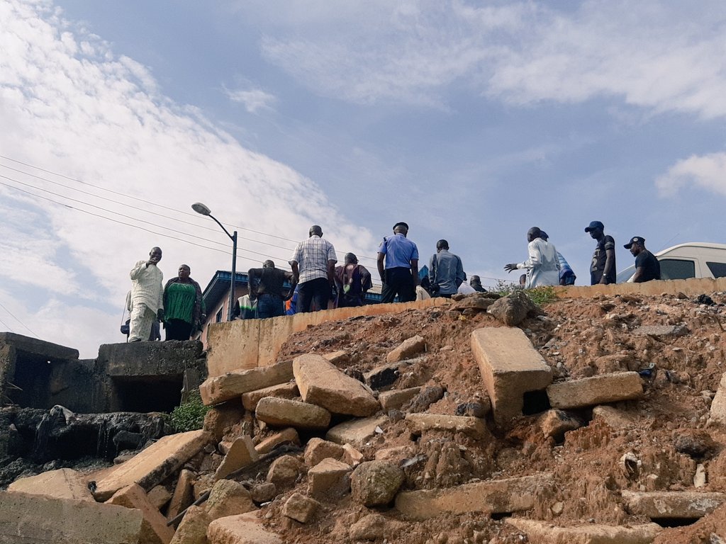 HIDtijani's tweet photo. The council boss who visited Puposola area of the LCDA with some of the Executive members, the leader of the legislative arm, Hon. Abduolazziz Osho, and the management team to inspect the state of the road. https://t.co/SyLSRURgdS
