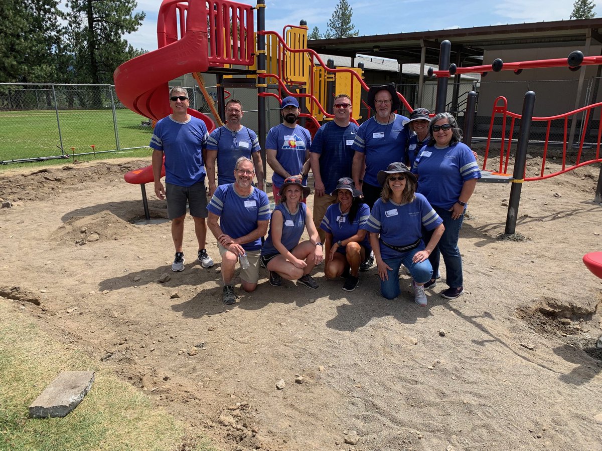 KSPrincipals's tweet photo. Elementary Principals and Execs who worked at the Community Service Project today in Spokane from Zone 8. Way to represent Kansas! #NAESP19 #shapedbyplay https://t.co/5XdPJyXxmd