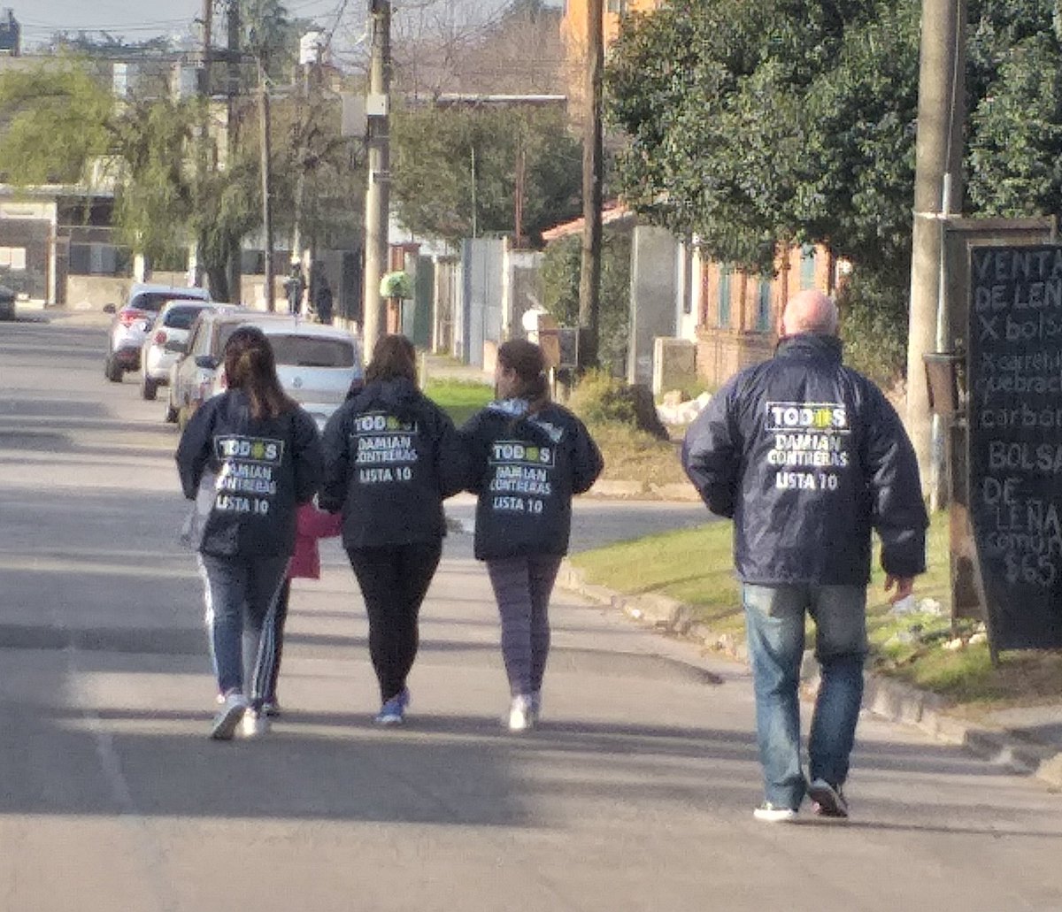 gabyfruszman's tweet photo. En el día de la Patria, seguimos compartiendo nuestras propuestas a los vecinos.
#EnMoreno #TodosSomos #DamianContreras #Intendente #MorenoSur https://t.co/doa9PgoCd1