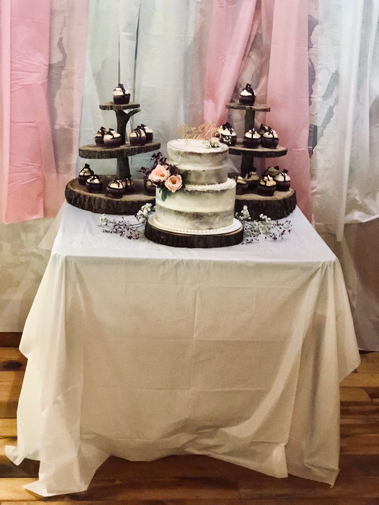 _Leesslliiee's tweet photo. @livyyF out here killing it. Hands down the best cake/cupcakes I’ve ever had! Thank you so much ♥️ https://t.co/NyEWbwHKOC