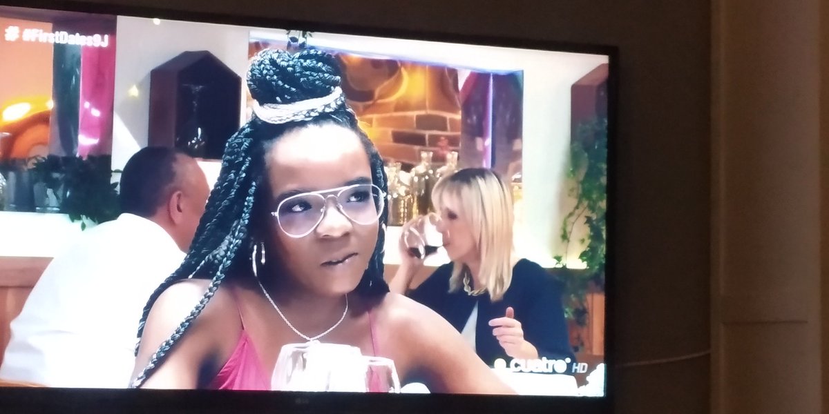 Tweetosaurio1's tweet photo. Eran las únicas gafas de la tienda que le encajaban en esa nariz. #FirstDates9J https://t.co/C4jL5dVSkh