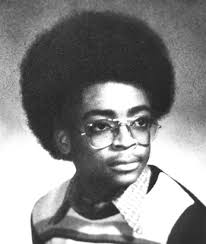 Tweetosaurio1's tweet photo. Anne es clavadita a Spike Lee de joven y usa las mismas gafas. #firstdates9j https://t.co/Yv4rQ9Rcpo