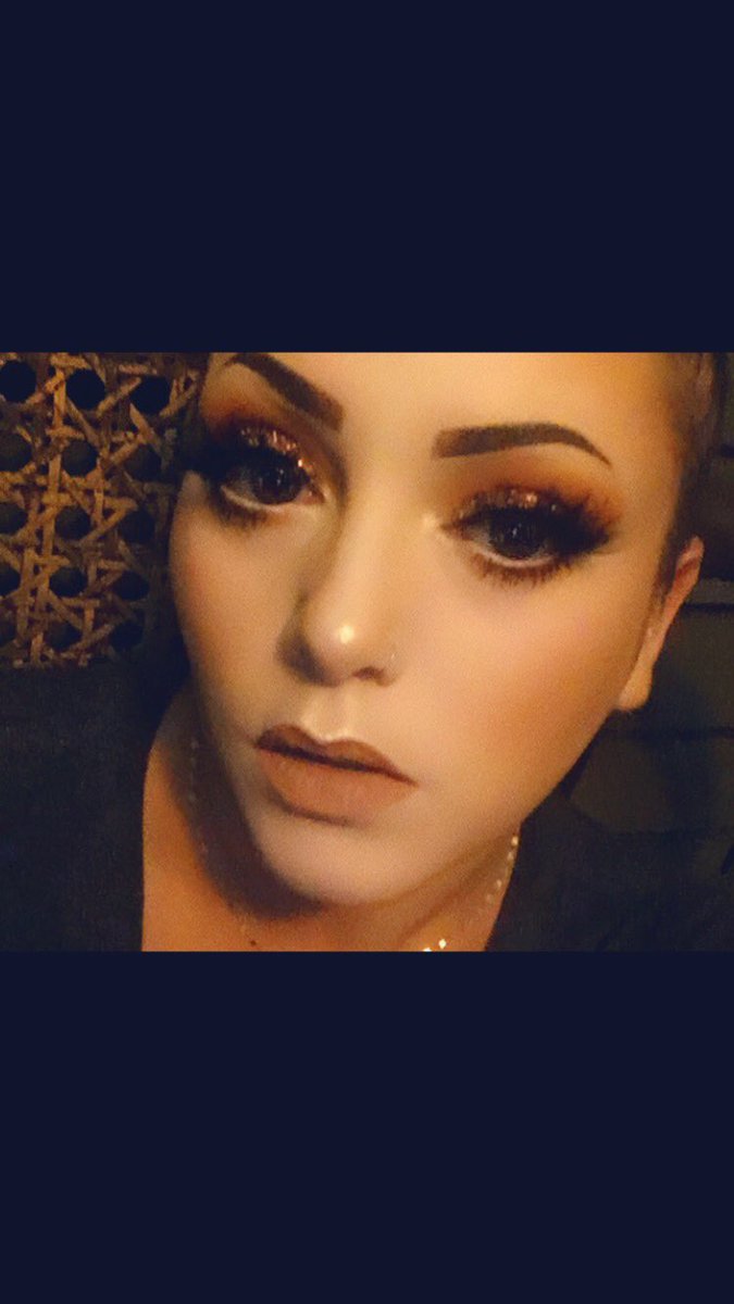 adalynnbby_92's tweet photo. 🍊🍊🍊 @ABHcosmetics #abhbrows #abhdipbrowpomade @MorpheBrushes @jamescharles #jamescharlespallet @juviasplace #iammagicfoundation @beautybakerie #lollipopliner @NyxCosmetics #nyxlooseglitter @JeffreeStar #velourliquidlipstick #christmascookie https://t.co/PTiFjGad02